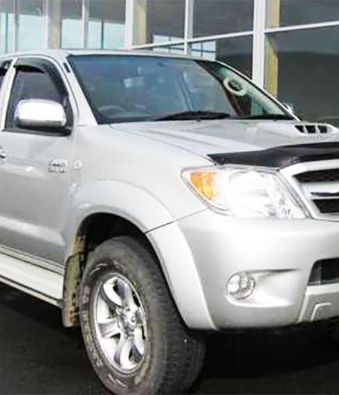Дефлектор капота Toyota Hilux 2005-2015 фото
