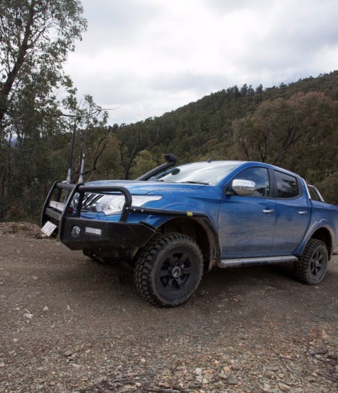 Боковые подножки усиленные TJM Mitsubishi L200 2016+ фото