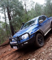 Боковые подножки усиленные TJM Mitsubishi L200 2016+ фото