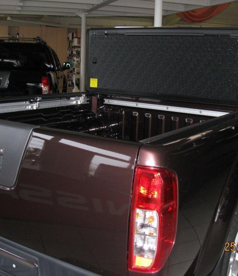 Крышка кузова из трех секций Nissan Navara 2005-2015 Undercover фото