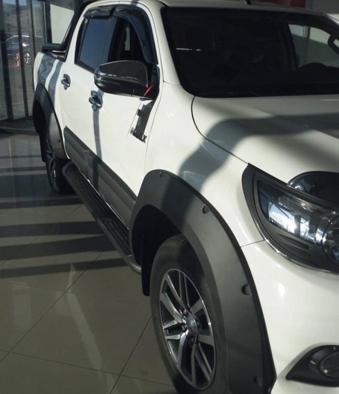Расширители крыльев с фальш болтами Safari Toyota Hilux 2015+ фото