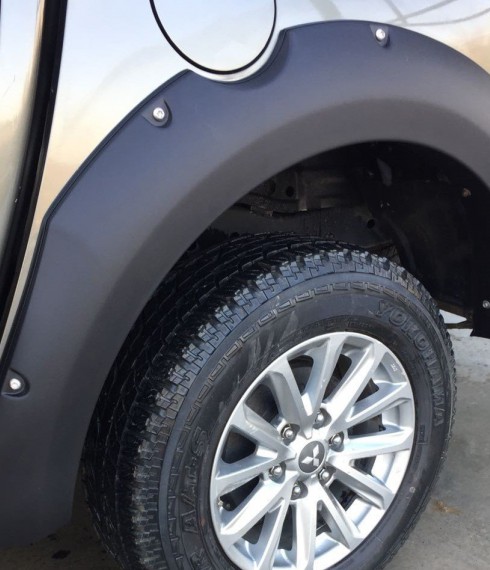 Расширители крыльев Mitsubishi L200 2016-2019 Safari с фальш болтами фото