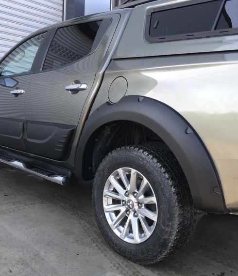 Расширители крыльев Mitsubishi L200 2016-2019 Safari с фальш болтами фото