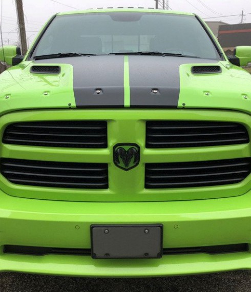 Дефлектор капота с болтами Formit Dodge Ram 2009-2019 фото
