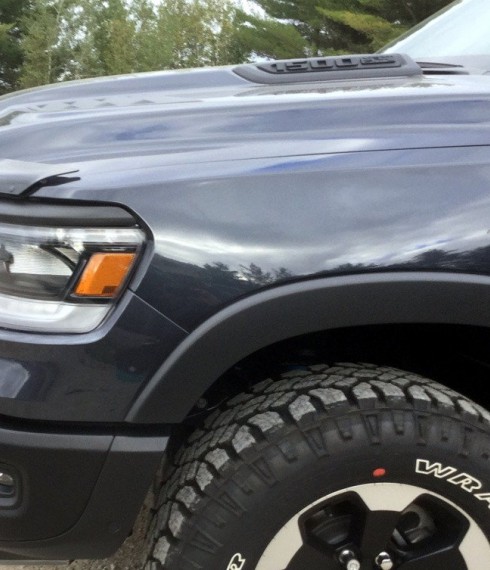 Дефлектор капота Formit Dodge Ram 2019+ глянцевый фото