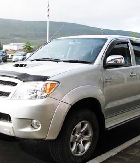 Дефлектор капота Toyota Hilux 2005-2015 фото