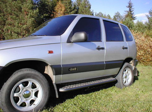 Подножки для Chevrolet Niva (порог с листом крашеный) фото