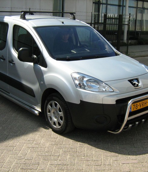 Кенгурятник низкий с грилем на Peugeot Partner 2008+ фото
