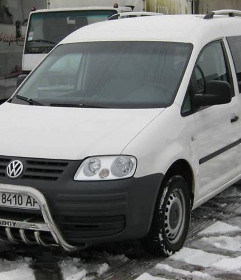 Кенгурятник низкий с грилем на Volkswagen Caddy фото
